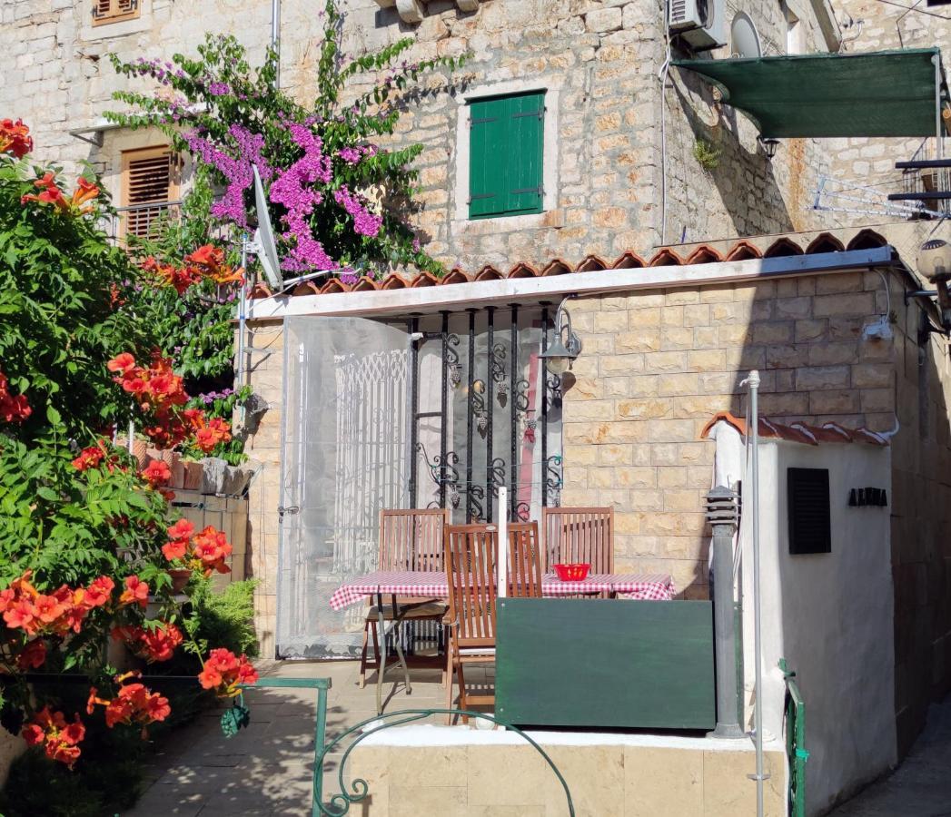 ילסה Apartment Alena With Terrace And Garden Center Jelsa מראה חיצוני תמונה