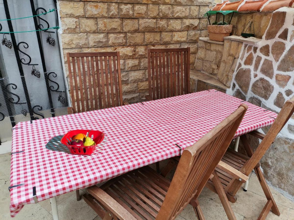 ילסה Apartment Alena With Terrace And Garden Center Jelsa מראה חיצוני תמונה