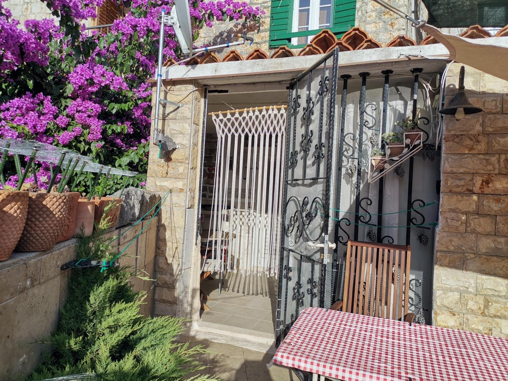 ילסה Apartment Alena With Terrace And Garden Center Jelsa מראה חיצוני תמונה